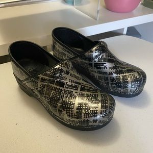 size 40 dansko black/silver clog